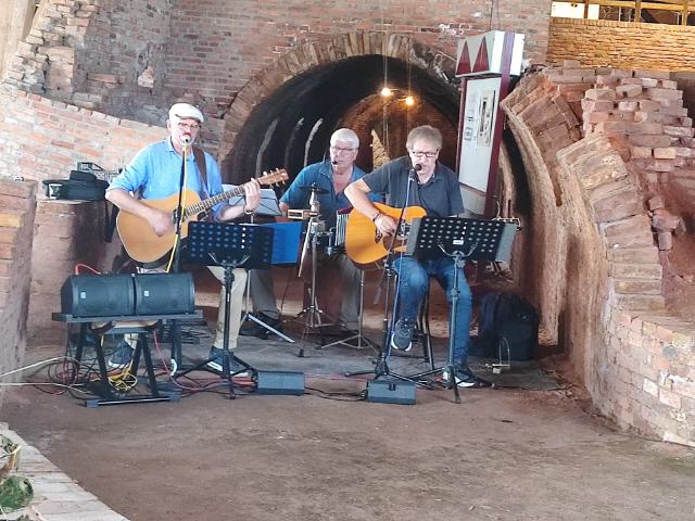 Acoustiv Review 3 live on stage